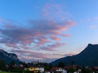 Zartrotes Wolkenfeld über Schloß Hohenaschau